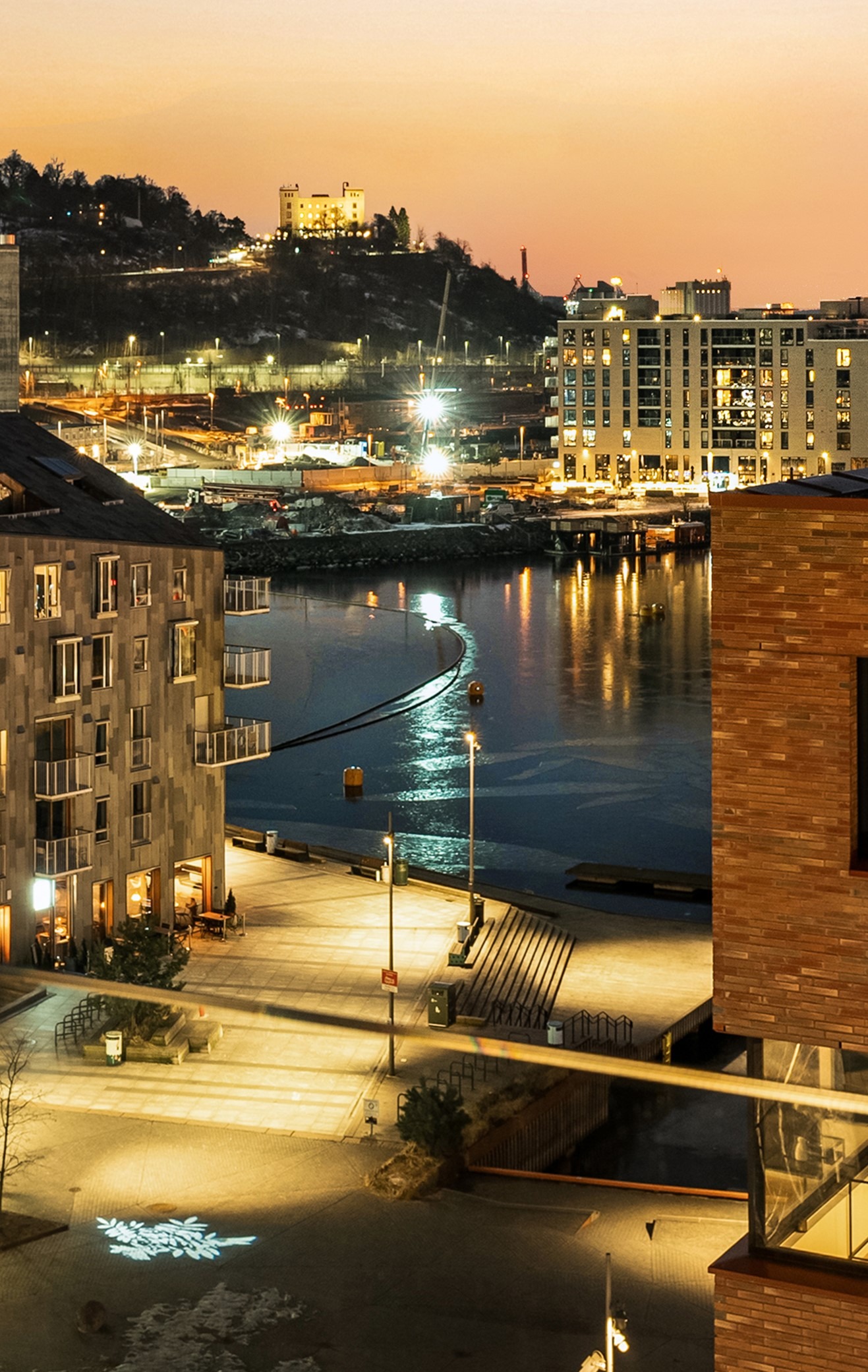 Strålende utsikt mot havnebassenget, Ekeberg, Kongshavn og Ekebergrestauranten.